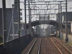 　河和線と別れ、しばらく高架線を走ります。
　次の尾張横須賀駅は高架駅です。