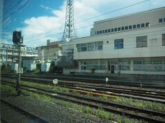 山形駅を定刻11時01分にしゅっぱつー
2つ先の羽前千歳駅までは奥羽本線を走る（普通に乗ってる人にはそんなこと関係ないね）