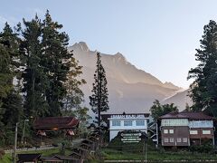 歩いて10分かからず。公園事務所前のレストランに到着。
山頂付近がくっきり見えてます。朝からいい天気です。
開店まストレッチなどして待ちます。