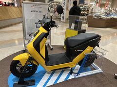 香蘭の後は、道路の向かい側の宇都宮餃子館で鉄板チーズ餃子を食べようと思ったのですが、満席だったので東口店に行ってみることにしました。
途中、腹ごなしに駅ビルパセオでお買い物。入口の所にHONDAのライトレール仕様の電動バイクが置いてありました。