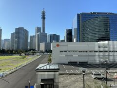 神奈川県横浜市『ヒルトン横浜』ホテル棟 3F（L階）

客室階行きのエレベーターホールからの眺望の写真。

『横浜アンパンマンこどもミュージアム』が見えますw

奥はみなとみらいの『横浜ランドマーク』方面になります。

左側を見てみると・・・