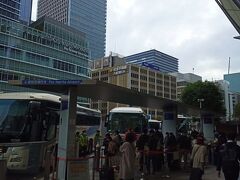 一夜明け朝の東京駅。