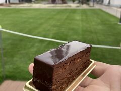 ショコラトリータカスの“アントニオ”という７層のチョコケーキ。