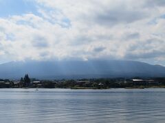 湖上からの富士を楽しみにしていたのですが、ご覧のように全面雲に覆われていました。これではロープウェイも価値がないなあとあきらめました