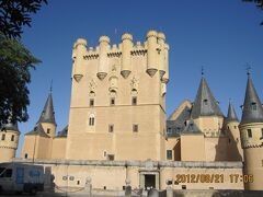 9:59 メルヘンチックなお城。アルカサルの入口。