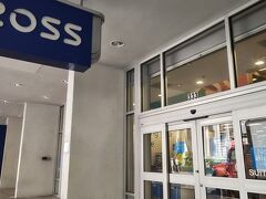 何でもいいから「安い」と思いたい…と藁にもすがる思いでやってきたのは、ROSS DRESS for LESS。今までハワイでこのタイプのお店に行ったことがなくて、前から楽しみにしていたお店です。