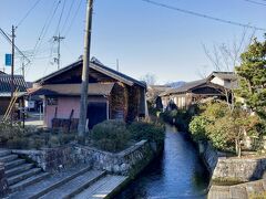 庚申塔のそばには水辺に降りられる様になっています。
昔から人が集う水場だったようです。