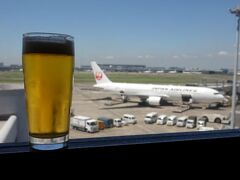 まずはラウンジでビールを飲みながら飛行機を眺めます。

飛行機好きには至福のひとときです。