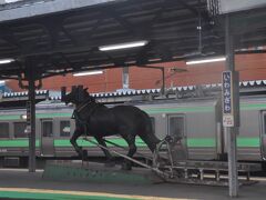 　岩見沢駅停車、前日も見た木彫りのばん馬の像