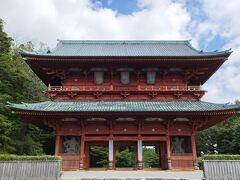 少し移動して、
高野山の入り口に構える大門にきました。
金剛峯寺から徒歩１５分くらい。