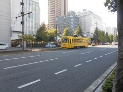 岡山駅から駅前大通りを真っ直ぐに、突き当りに岡山城があります。
途中、黄色の路面電車が・・・