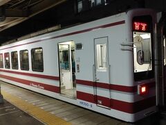 ほくほく線の車両で越後湯沢駅に到着した。駅構内の店舗が充実しているので新幹線を待つ間にお土産品を調達する。