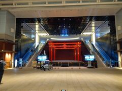 羽田空港第3ターミナル3階の出発ロビーからエスカレーターに乗って4階に上がると、神田明神の色彩をイメージした赤い柱が特徴的なイベントスペースの「江戸舞台」が現れます。