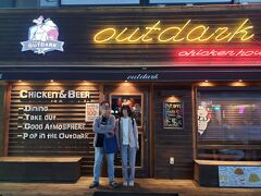 【OUT DARK】
チャガルチ駅③番出口から北方面に歩きます
釜山2食目はチキンにします
チェーン店のお店で人気もあるようです