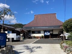 箱館山に行く前に、推定築年数170年の古民家の食堂「食堂すず広」でランチをいただきました。