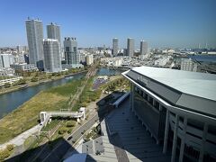 神奈川県横浜市『Hilton Yokohama』ホテル棟 18F

『ヒルトン横浜』の「ツインエグゼクティブスイート（高層階）
（81㎡）」のリビングルームからの眺望（右側）の写真。

手前は『Kアリーナ横浜』。

視力がよい私www

残念ながらこのお部屋からは横浜ベイブリッジまでは見えませんが、
右奥に鶴見つばさ橋が見えます。

羽田空港を発着する飛行機も飛んでいます。

東京タワーは見えませんが、東京スカイツリーが見えます。
夜はライトアップします。