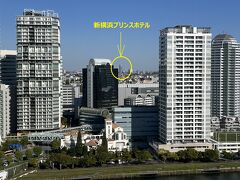 「新横浜」駅の『新横浜プリンスホテル』（写真中央奥）。