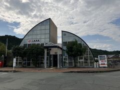 駅舎が夫婦岩を模した形をしている。
宿泊する大石屋さんに駅まで送迎をお願いしていたので、すぐワゴン車に乗車。でも歩いても15分ぐらいらしい。