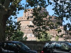 サンタンジェロ城が木々の間から見え隠れしています
ここも、一昨日の10日（日）に見学しました。