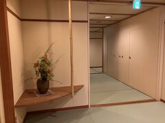 大石屋は玄関で靴を脱いであがる日本風旅館。館内は廊下も畳敷きでスリッパ無し。部屋は3階。
エレベーターを降りるとこんな設え。