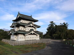 弘前城公園内に入ったものの、なかなかお城が見えてきません。
それだけ周りの木々が高くお城自体が小さいのでしょう。
しばらく歩きやっと現れてくれました。