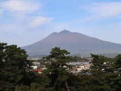 公園内からは秀峰「岩木山」（1,625ｍ）
津軽富士と言われるだけにその存在感は圧倒的です。