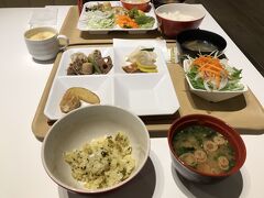 2日目。朝食はホテルでバイキング。