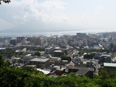 「城山展望台」からの眺めです。

鹿児島市街地と桜島を一望できる場所ですが、今日の桜島は少し雲に隠れています。