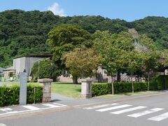 「仙厳園」正面入口と道路を挟んで反対側に「尚古集成館」があります。

