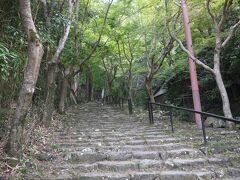 【石馬寺】
古の道「かんのん坂」の長い石段を登り、お寺に向かいます。