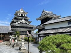 中津城。神社の奥にあるのは、珍しいですね。