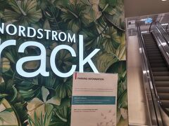 もともと寄る予定はなかったけど、時間があったのでファッション系アウトレット・NORDSTORM rackにも寄り道。