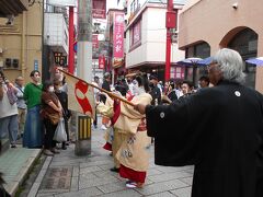 9日14時過ぎ長崎新地中華街で庭先回りに会いました。
朝方、諏訪神社で本物の踊りを見て来たばかりです。