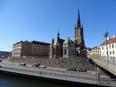 橋を渡り、リッダーホルム教会を通過し・・・
