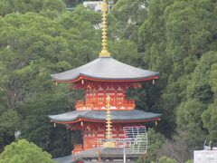 須磨寺駅の方に進んでいると、須磨寺の三重塔が見えました。奥さんは須磨寺には興味がなく、海辺の方に行ってみます