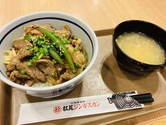 松尾ジンギスカンでマトンジンギスカン丼。
東京行ってる間食べられないしね。