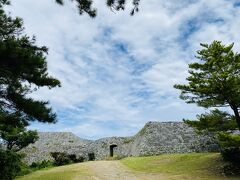 座喜味城跡を見学。
世界遺産「琉球王国のグスク及び関連遺産群」の構成遺産9つの内の1つです。

奥に見えている入口、二の郭のアーチ門は、沖縄戦の戦火も免れて沖縄に現存する最古のものだそうです。