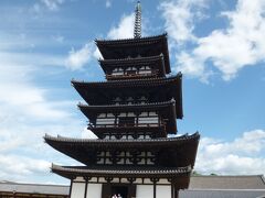 東塔です。東塔は薬師寺創建当初から唯一現存し、平城京最古の建造物です。