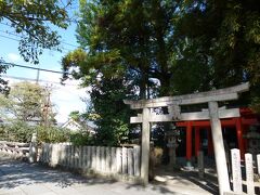 南門を出て参道を行くとすぐに休ヶ丘八幡宮の末社にあたる孫太郎稲荷神社の赤い鳥居が見えてきます。江戸時代初期に姫路からこの地へ移ったそうです。南門前、小さな川のほとりの静かなお稲荷さんです。