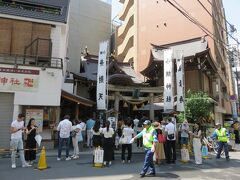 暑い中てくてく歩いて次の目的地の小網神社に到着。ここもものすごい人!!