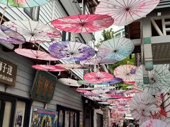 小樽出世前広場の路地はカラフルな和傘で飾られていました。