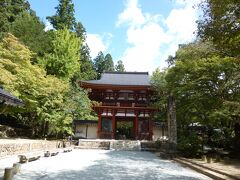 長谷寺を参拝した後、室生寺へ向かいました。駐車場までの道は結構狭かったですが、駐車は一番近いところにできました。川に架かる太鼓橋を渡ると表門が見えてきます。表門の前に「女人高野室生寺」と書かれた石碑が。女人禁制とされていた高野山に対し、女性の参拝も許されていた室生寺がこう呼ばれていたようです。