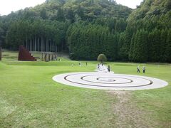 室生寺の参拝の後、近くの室生山上公園へ向かいました。休日で思ったよりも遊びに来ている人が多く、人の入らない写真はなかなか取れませんでした。まあまあのお天気でウェディング姿の方もいたり、いろいろと面白い光景でした。