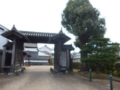 宇陀松山城の城下町として発展した宇陀松山の町。現在も当時を偲ばれる町並みが残されていて、重要伝統的建造物群保存地区に指定されています。その街並みの北端にこの松山西口関門があります。戸時代初期の建築とされる趣のある門で、建築当時のままの位置にあるというのも驚きでした。