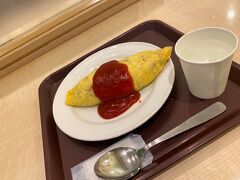 　羽田空港第1ターミナルの地下の東京シェフズキッチン で早めの昼食をいただきました。昔懐かしいオムライスをいただきました。
