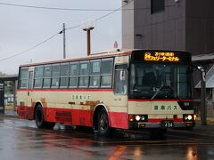 苫小牧駅からはバスに乗車。フェリーターミナルは市内にあるとはいえ駅からは2kmほど離れているので(徒歩乗船組は)バスorタクシーの利用が現実的。ただ、フェリーターミナルまで向かうバスは本数が少なく全ての便に接続しているわけではないので、該当しない場合はタクシーの利用が現実的となりそうです。。。

写っているのは道南バスの苫小牧駅～フェリーターミナルを結ぶ路線ですが、これ以外に札幌駅～苫小牧駅を結ぶ北海道中央バスが運行する「高速 とまこまい号」の一部便もフェリーターミナルまで延長運転をしており、それぞれ時刻表を確認しておくと比較的安価で移動できそうです。


それにしても道南バスの車体のボロさ・・・雪害などの影響なのでしょうが、もう少しどうにかならないのでしょうか・・・(苦笑)