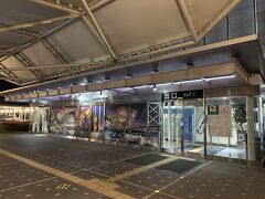 北九州空港
週末仕事終わりの最終便で九州に向かい、北九州空港には深夜に到着しました。
福岡空港など内陸の空港では、附近住民への騒音問題もあるだろうが、北九州空港は沖合の人工島にあるため夜間の飛行が可能なのでしょう。
小倉駅前までの連絡バスも接続しているので、安心して利用できます。
日中を移動時間に割かれるのはもったいないので、夜間に移動できるのはありがたいです。