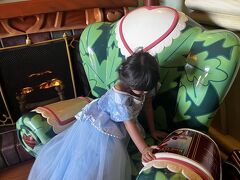 続いてすぐに入れるミニーの家。娘はここでおままごとごっこにハマる。家とやってること変わらないw 本格的なおままごとできて楽しそう。やっぱコースターよりこっちか。