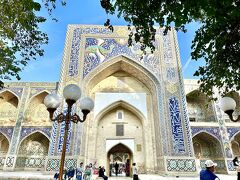 こちらが大臣が造ったナディール・ディヴァンベギ・メドレセ。
本来はキャラバン宿として作られたそうですが、王様（ハーン）が「これは立派なメドレセ（神学校）だ」と褒めたため、メドレセになったそうです。
偉い人の勘違いに付き合わされるのは大変ですね。