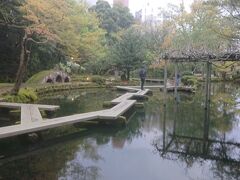 神社の本殿の隣には庭園がありました。すぐ近くに金沢城址公園の鼠多門へ橋があります。